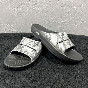 🔥 Oofos Reptile Limited Snake Print Ooaah Recovery Slide Sandals Wmn 10 / EU 41